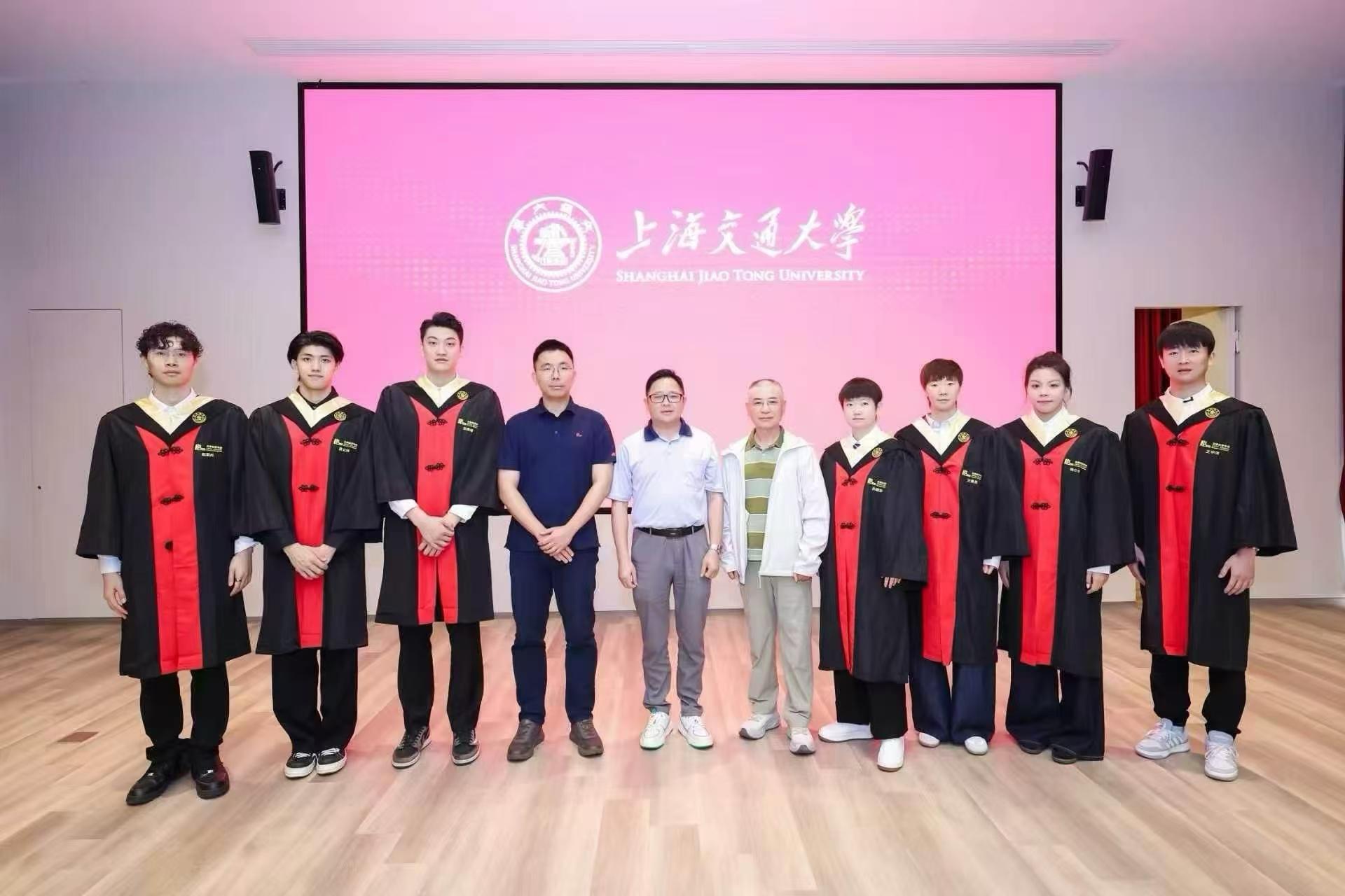 开云-恭喜！孙颖莎王曼昱上海交大毕业照曝光：9月同进清华大学读研